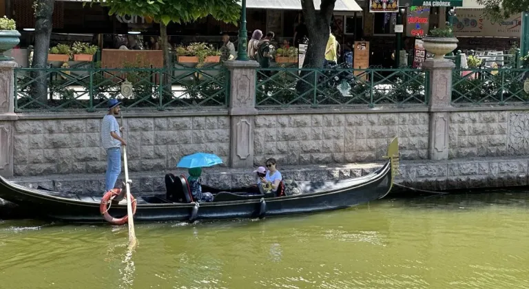 Eskişehir’de Sıcaklarda Gondol Turu Yaparken Şemsiye Açtı