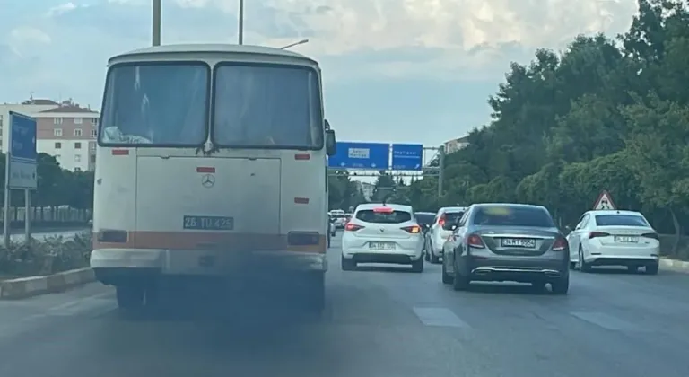 Eskişehir’de Siyah Duman Saçarak İlerleyen Otobüs