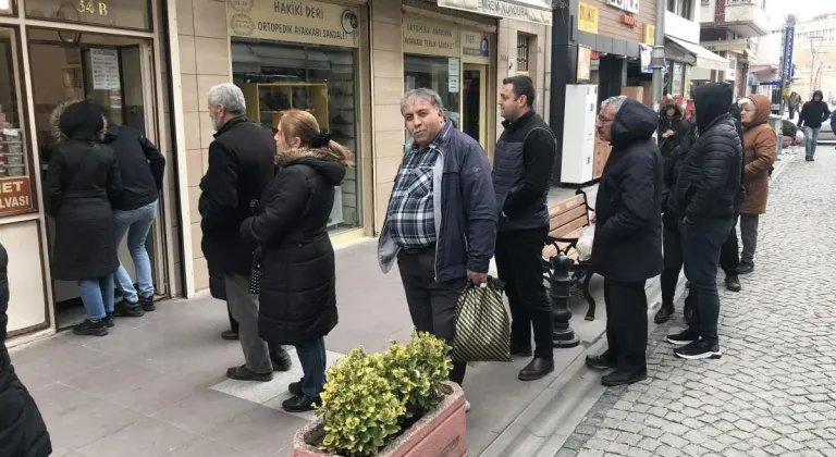 Eskişehir’de Soğuk Havaya Rağmen Helva Kuyruğu