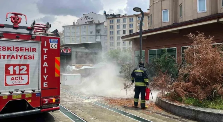 Eskişehir’de sokak lambasından kaynaklı yangın paniğe neden oldu