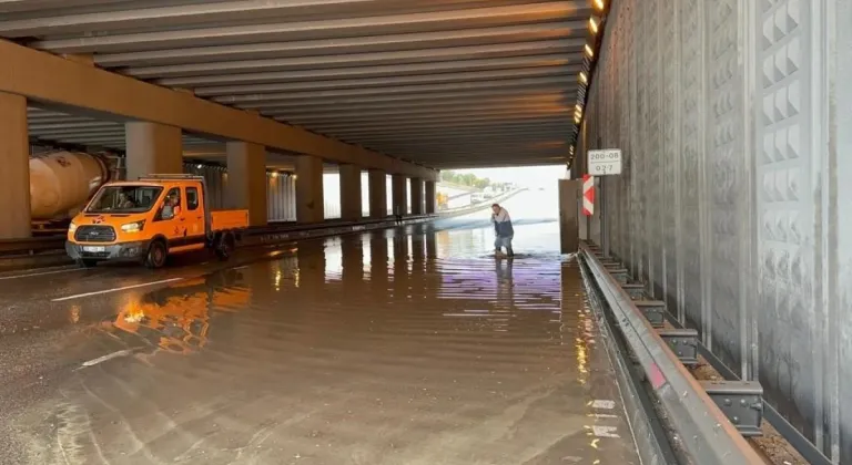 Eskişehir’de Su Basan Alt Geçit Geçici Olarak Kapatıldı