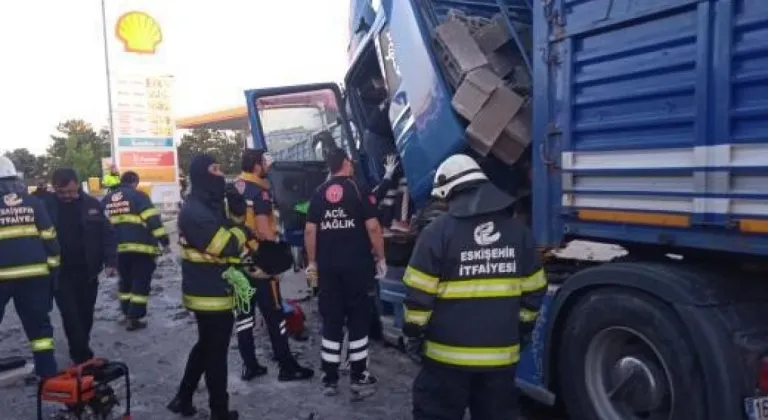 Eskişehir’de Tırlar Çarpıştı, 4 Kişi Yaralandı