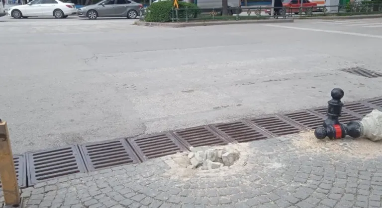 Eskişehir’de Trafiğe Kapalı Sokak Girişindeki Lobut Söküldü