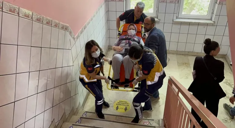 Eskişehir’de Vatandaş Ambulansla Oy Kullanmaya Geldi