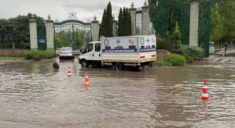 Eskişehir’de Yağış Sonrası Arabalar Yüzme Öğrendi