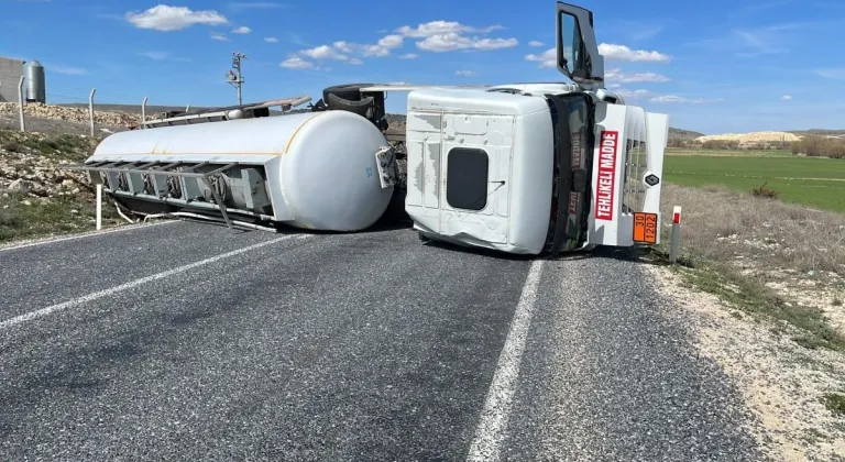 Eskişehir’de Yan Yatan Tanker Yolu Trafiğe Kapadı