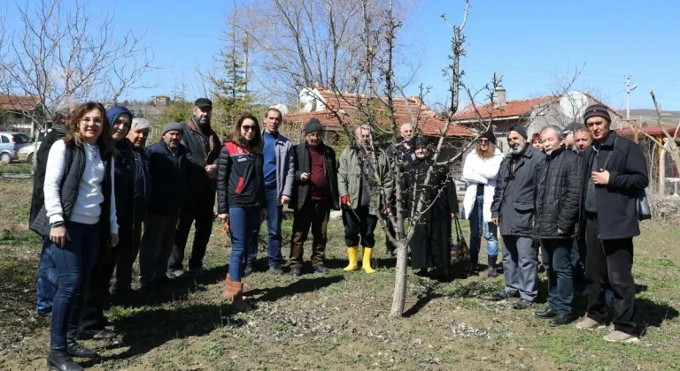 Eskişehir’deki Çiftçilere Meyve Ağaçlarında Aşılama Kursu