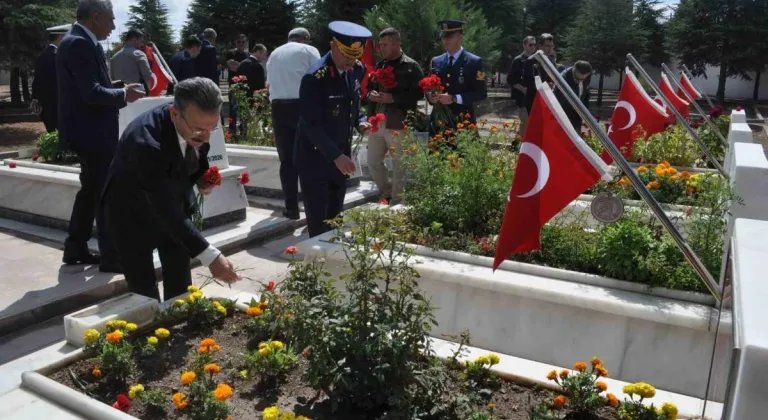 Eskişehir’in işgalden kurtuluşunun 102’nci yılında şehit kabirleri ziyaret edildi