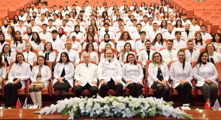 ESOGÜ Diş Hekimliği Fakültesi Öğrencileri, Beyaz Önlük Töreni ile Mesleğe İlk Adımlarını Attı