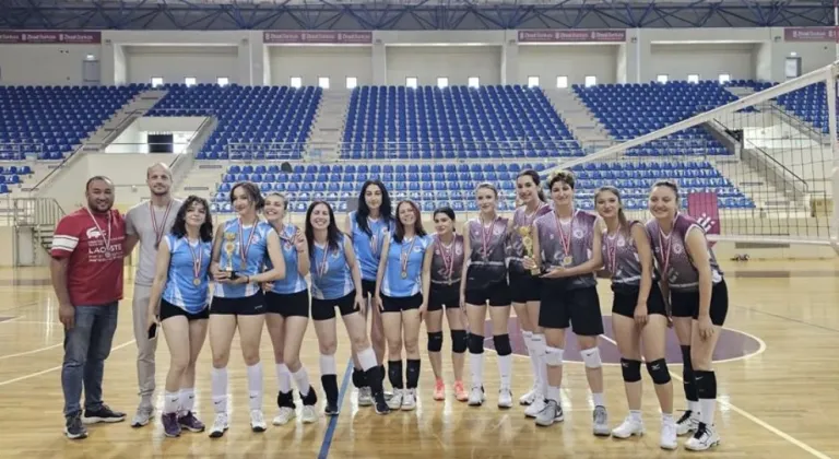 ESTÜ’de voleybol kupaları sahiplerini buldu