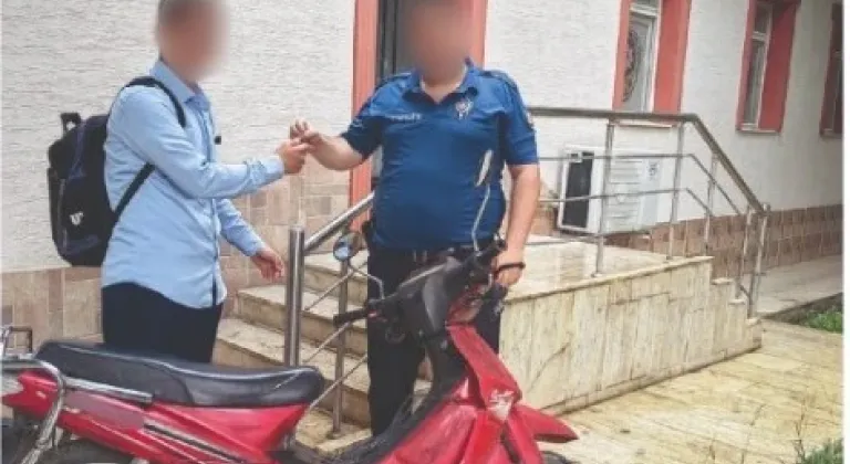 Geçen yıl çalınan motosiklet polis tarafından sahibine teslim edildi