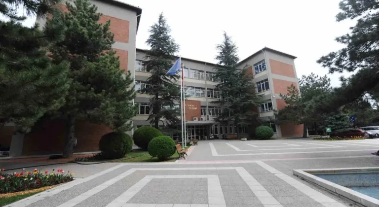 Anadolu Üniversitesi Eczacılık Fakültesi Kaliteli Eğitimiyle Öne Çıkıyor