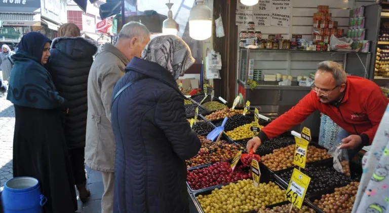 Halk Zeytin Tezgâhlarının Önünde Kalabalık Oluşturdu