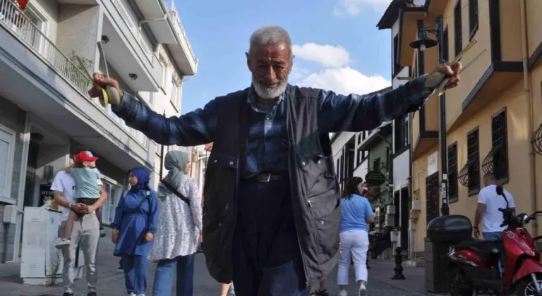 Hamallıktan kalan boş vaktini sokaklarda dans ederek kazanca dönüştürüyor