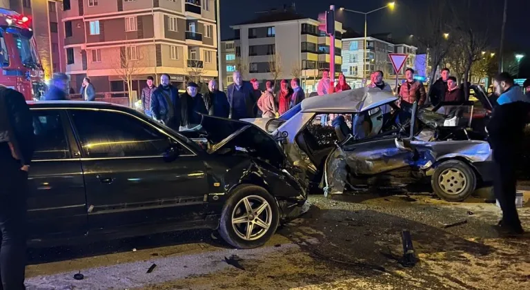 Hurdaya dönen Tofaş’ın içindeki 4 kişi yaralandı, diğer aracın sürücüsü kaza yerinden kaçtı