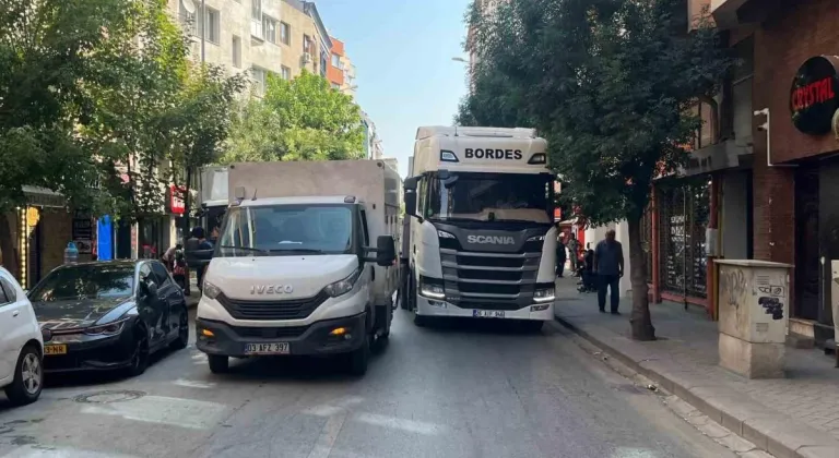 Yolun Ortasına Park Eden Kamyonet Trafiği Tıkadı