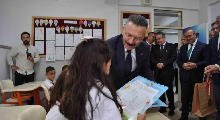 İlkokulu öğrencileri karnelerini Vali Aksoy’un elinden aldı