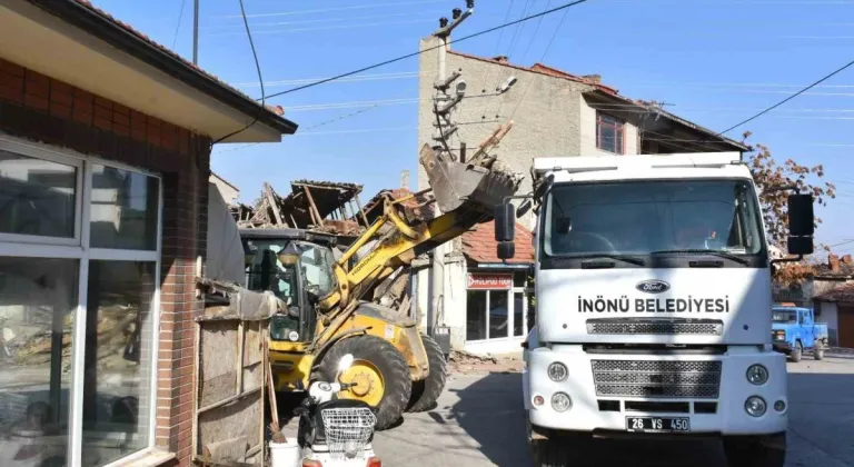 İnönü’de Tehlike Saçan Metruk Bina Yıkıldı