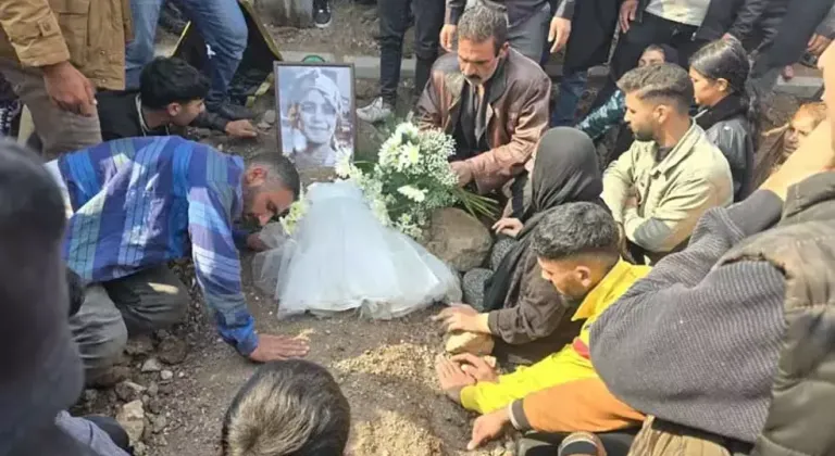 İstanbul'da Öldürülen Küçük Şirin Elmas Hanilci Gözyaşlarıyla Defnedildi