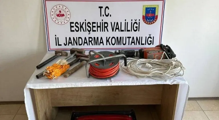 Seyitgazi'de Kaçak Kazı Yapan Üç Şüpheli Suçüstü Yakalandı