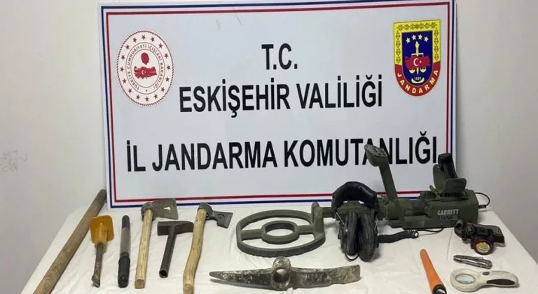 Eskişehir’de Jandarma Ekiplerince Kaçak Kazıya Yönelik Gerçekleştirilen Çalışmada 4 Şüpheli Suçüstü Yakalandı.