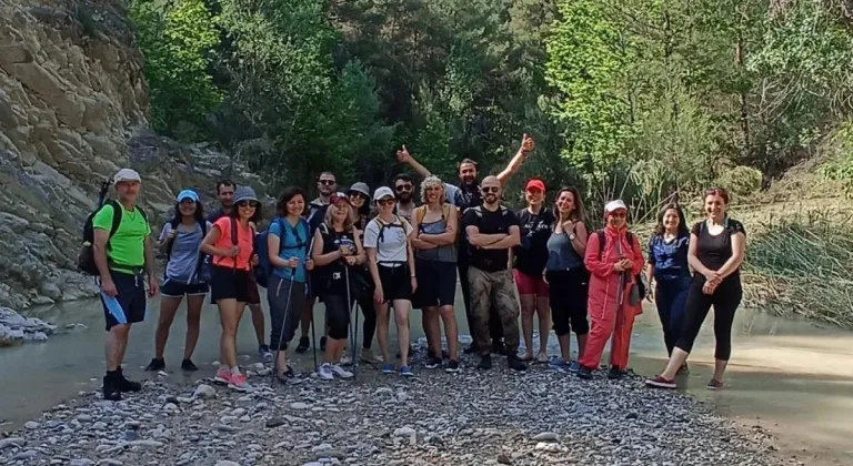 Kanyondaki akarsu içerisinde yürüyüş yaptılar