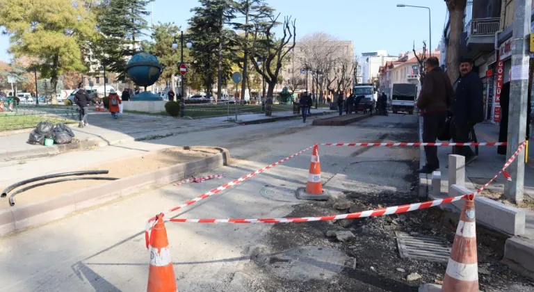 Kıbrıs Şehitleri Caddesi'nde Yol Bölme Ve Asfalt Çalışmaları Devam Ediyor