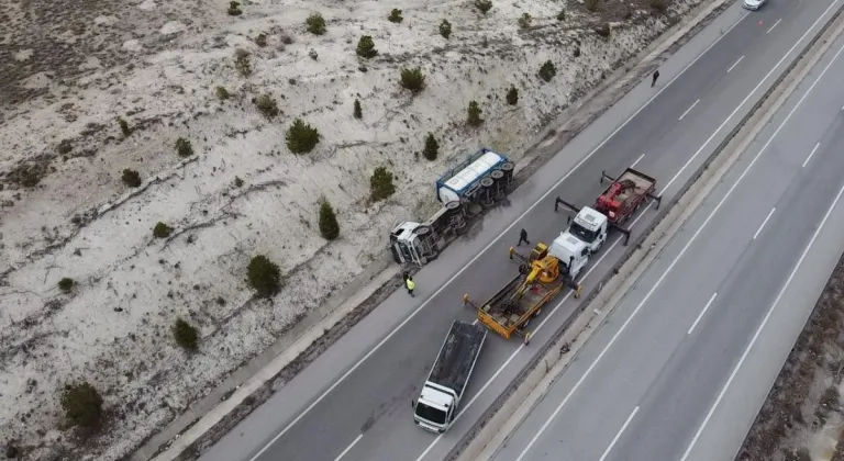 Kimyasal madde yüklü tırın devrildiği kazada büyük panik yaşandı