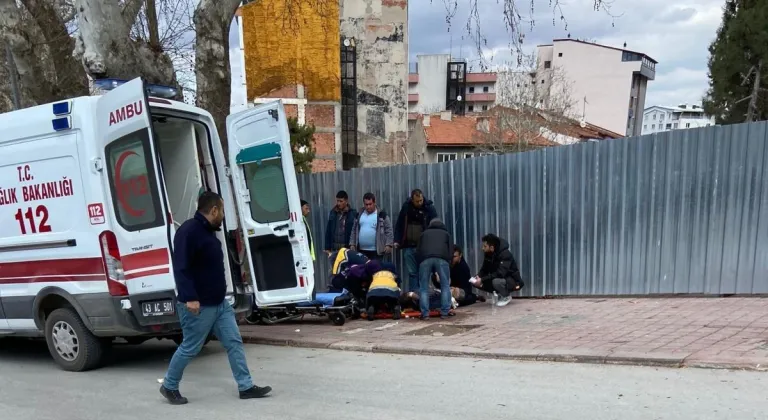 Kütahya’da üzerine ağaç dalı düşen adam yaralandı