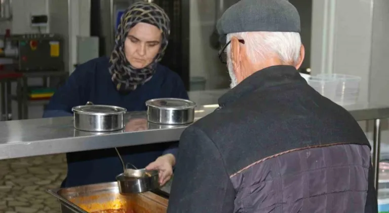 AK Parti Milletvekili Hatipoğlu’nun Aşevinden Binlerce Eve Sıcak Yemek