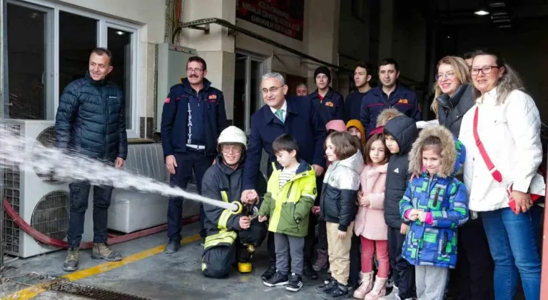 Meslek tanıtım etkinliğinde miniklerin heyecanına ortak oldu