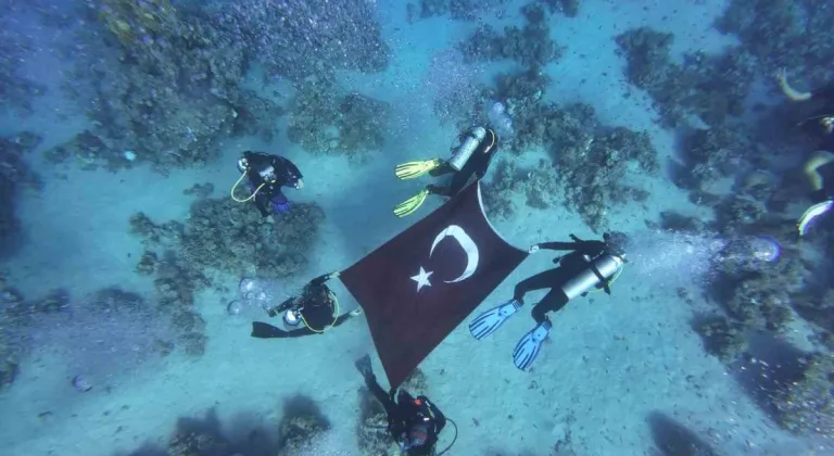 Mısır’a gidip Türk bayrağını saat 09.05’te suyun altında dalgalandırdılar