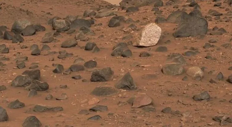 NASA, Mars'ın En Net Görüntüsünü Yayınladı: Eski Göl Yatağında Mavi Volkanik Kayalar Keşfedildi