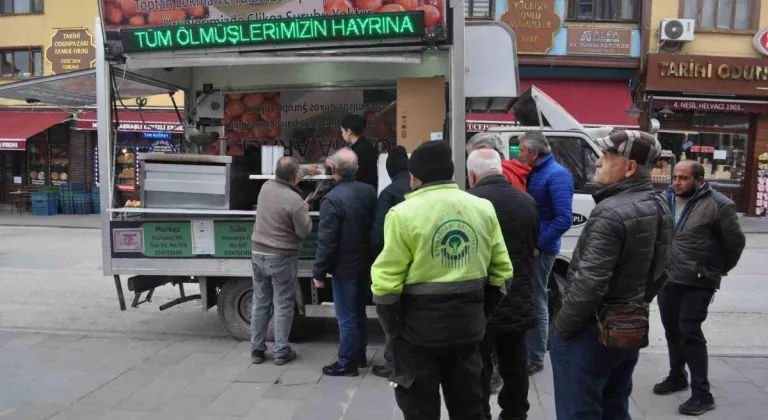 Odunpazarı esnafı depremde ölenlerin hayrına lokma döktürdü