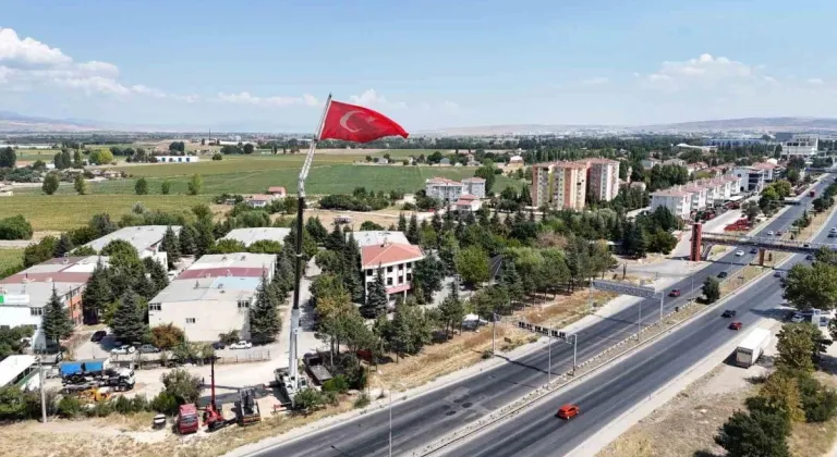 Eskişehir'de 43 Metre Yükseğe Asılan Türk Bayrağı Göklerde Dalgalandı