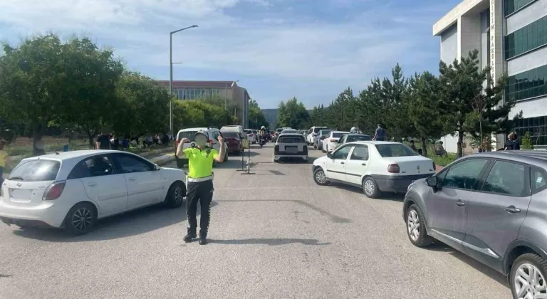 Polis ekipleri 9 öğrenciyi sınava yetiştirdi