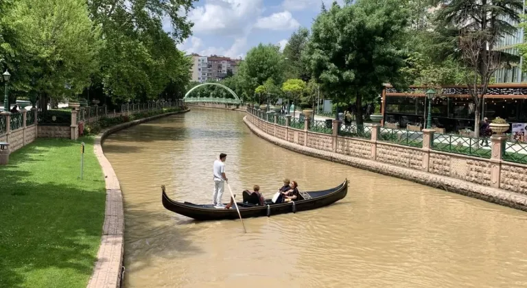 Porsuk Çayı’nın Rengi Gondol Seferlerine Hava Kattı