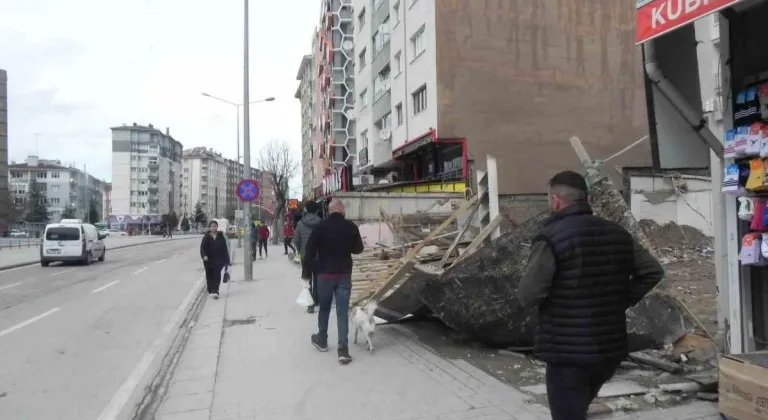 Rüzgârın etkisiyle devrilen tahta duvarlar kaldırılmayı bekliyor