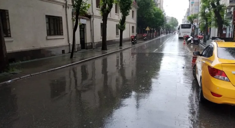 Sağanak Yağışın Ardından Eskişehir Sokakları Bomboş Kaldı