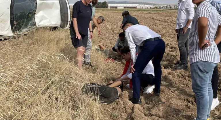 Şarampole devrilen otomobildeki yaralılara, düğün konvoyundakiler yardım etti