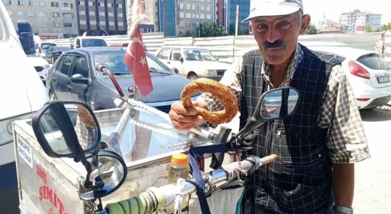 Simitçi Salim Sağlık Sorunlarına Rağmen Çalışmaya Devam Ediyor