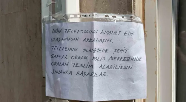 Sınava giren öğrencinin telefonunu emanet alıp geri veremeyen vatandaş okul kapısına not bıraktı