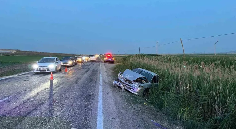 Sollamaya çıkan otomobil önündeki araca çarptı, 3 kişi yaralandı