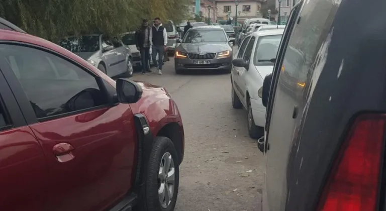 Taşlıca Sokak’ta Kaldırımlar Araç Parkına Teslim