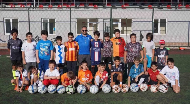 Tepebaşı Futbol Yaz Okulu'nda Çocuklar Futbol Öğreniyor