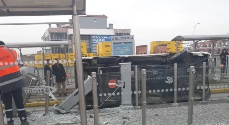 Tramvay Durağına Çarpan Minibüs Ulaşımı Aksattı