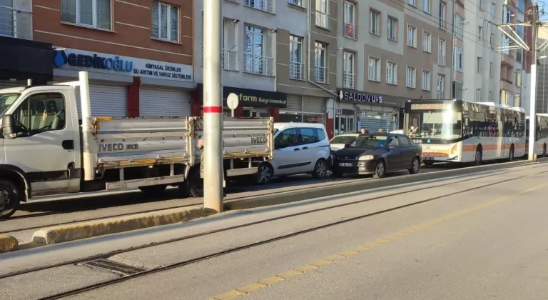 Tramvay yolunda meydana gelen trafik kazası şehir içi ulaşımda aksamaya neden oldu