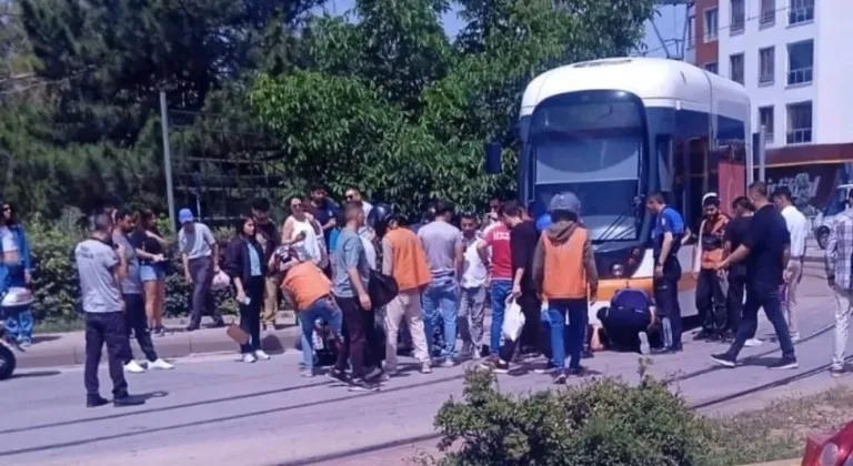 Tramvayın altına giren motosiklet sürücüsü güçlükle kurtarıldı