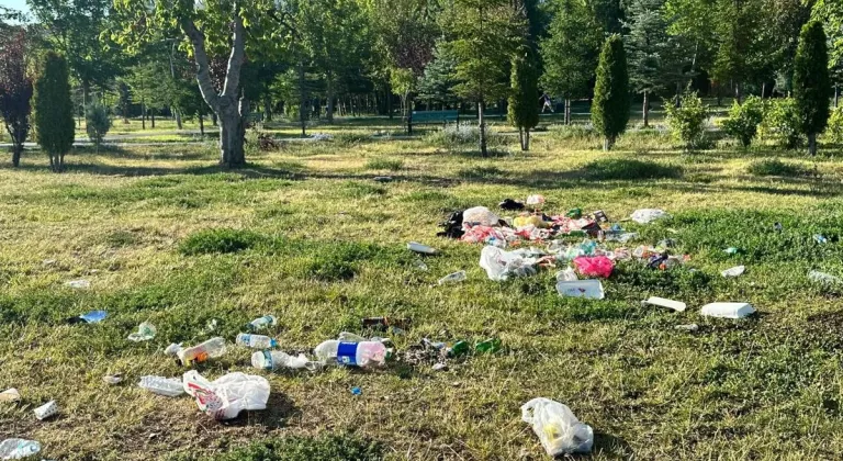 Türkiye Maçı Sonrası Kirlilikten Yürünemez Hale Gelen Parkı Ruslar Temizledi