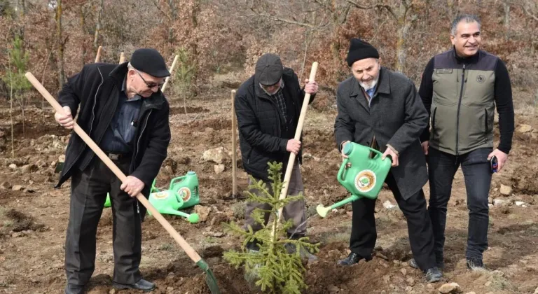 Üç Emekliden Fidan Bağışı